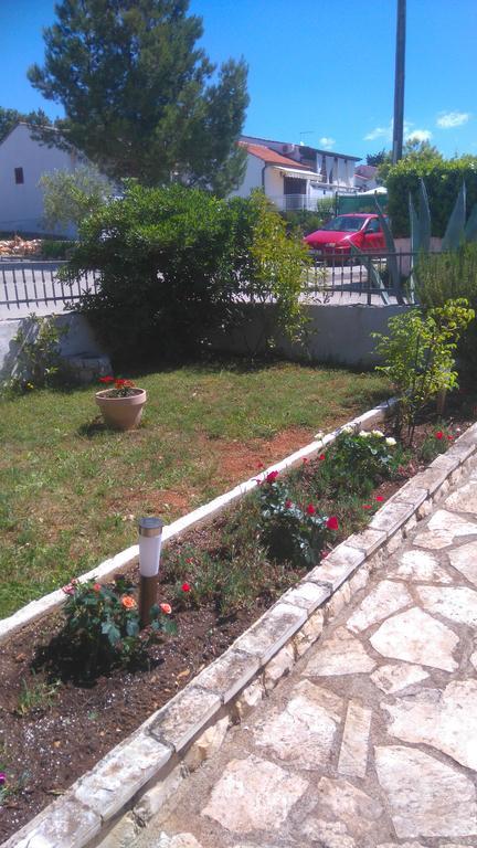 Apartment Basic Petrcane Exterior foto