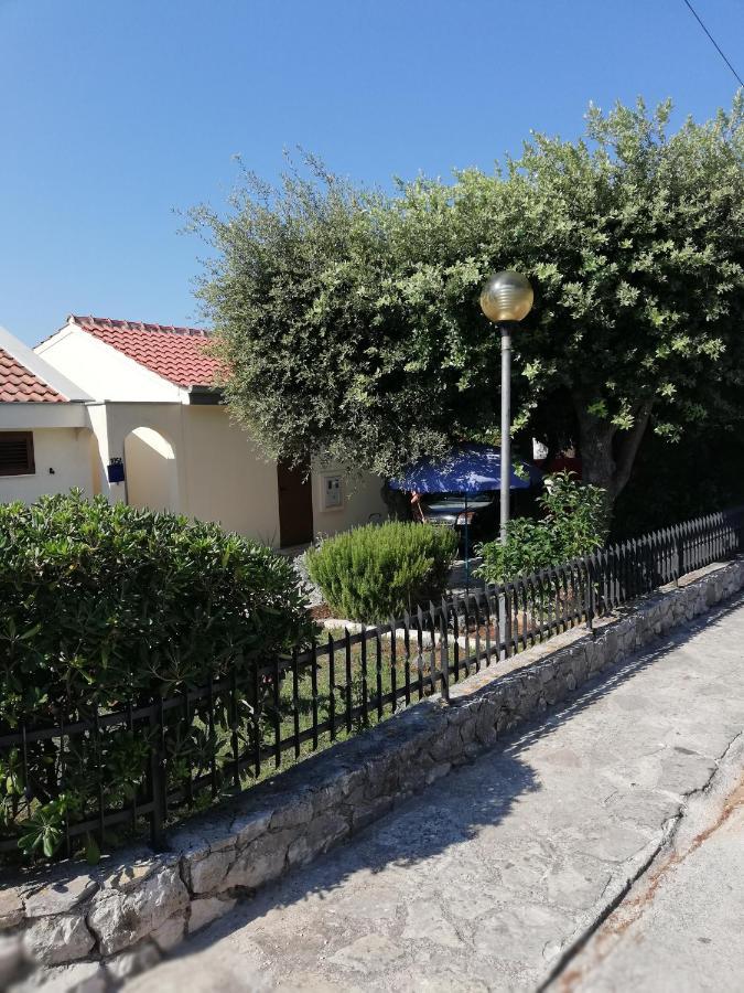 Apartment Basic Petrcane Exterior foto